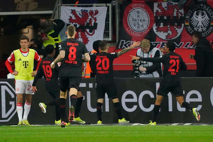 Grimaldo festeja perante o desapontamento de Thomas Muller