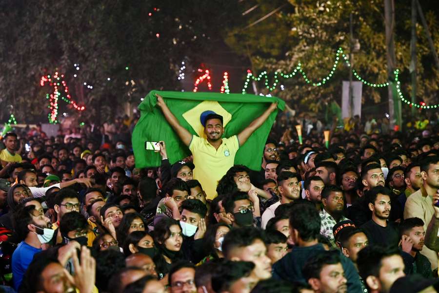 Milhares de torcedores em Daca celebram vitória brasileira na Copa Milhares de torcedores em Daca celebram vitória brasileira na Copa
