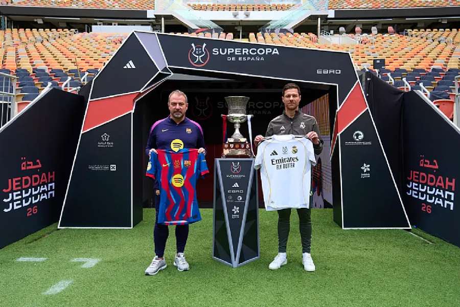 Xabi Alonso y Hansi Flick, con la Supercopa de España como premio