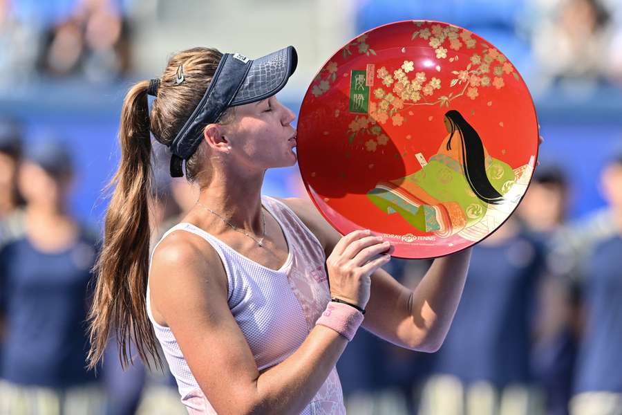 Kudermetova avec le trophée au Japon.