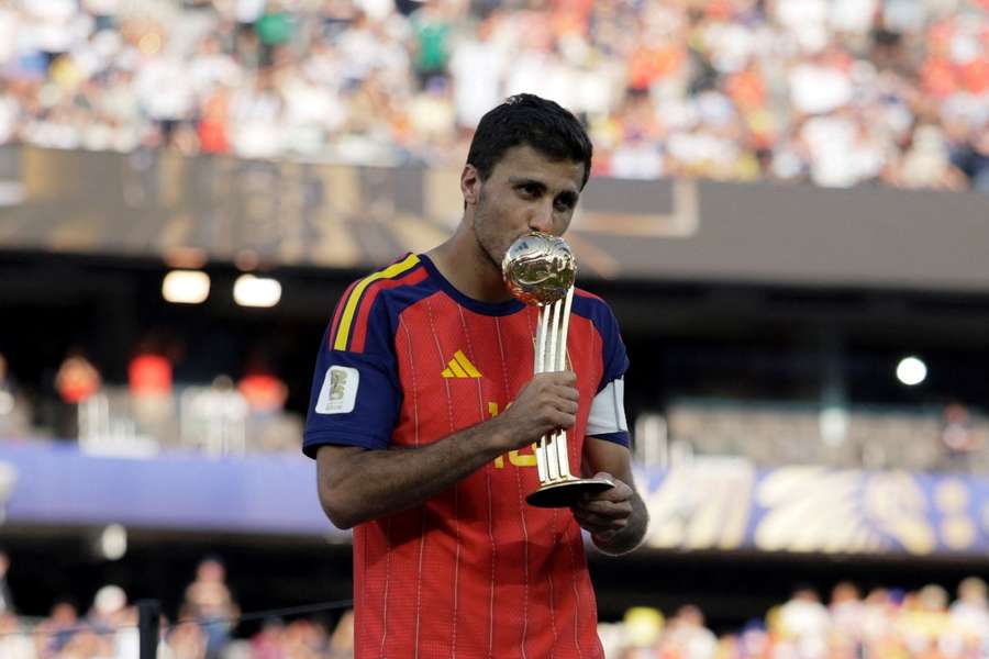 Rodri. con el Balón de Oro del Mundial Rodri. con el Balón de Oro del Mundial