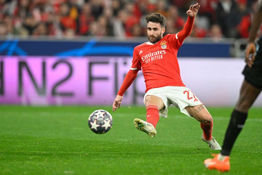 Rafa Silva usou lado de fora do pé para abrir o placar