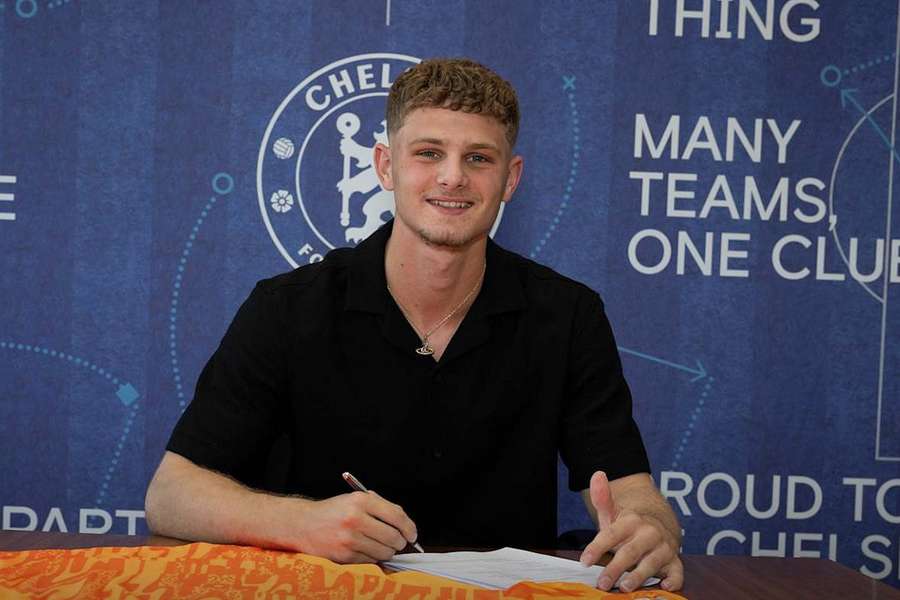 Chelsea goalkeeper Merrick pens new contract