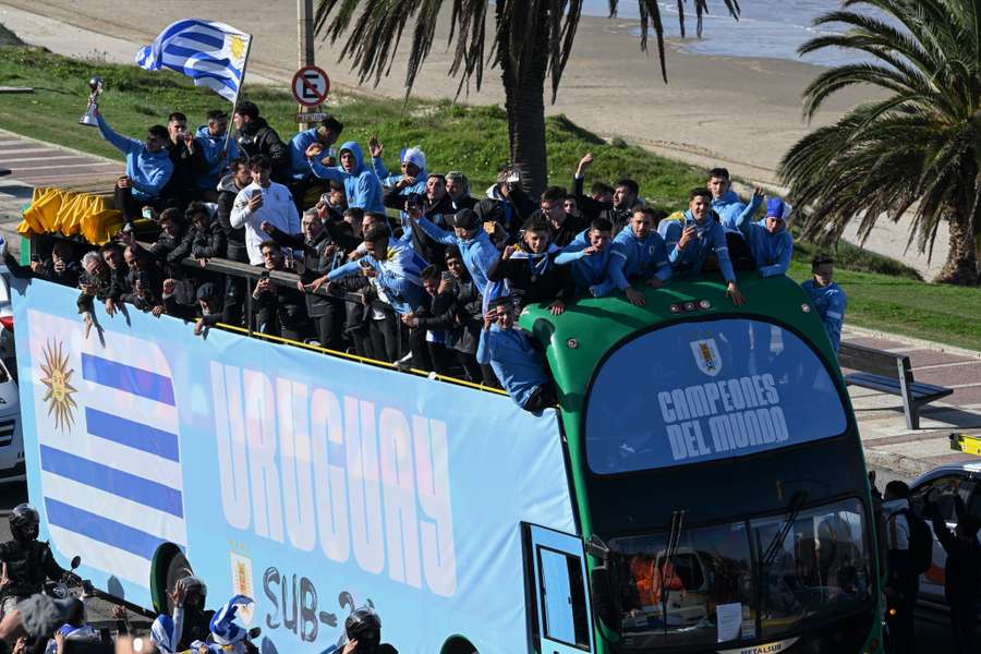 Los campeones del mundo sub20 celebran el título por las calles de Montevideo