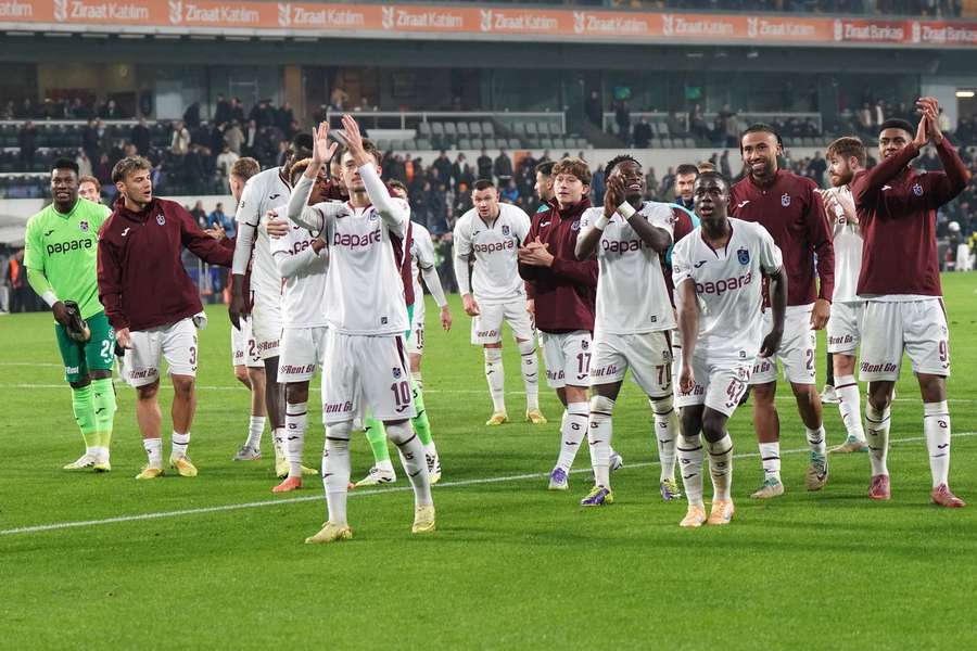 Trabzonspor feiert den unglaublichen Last-Minute-Sieg.