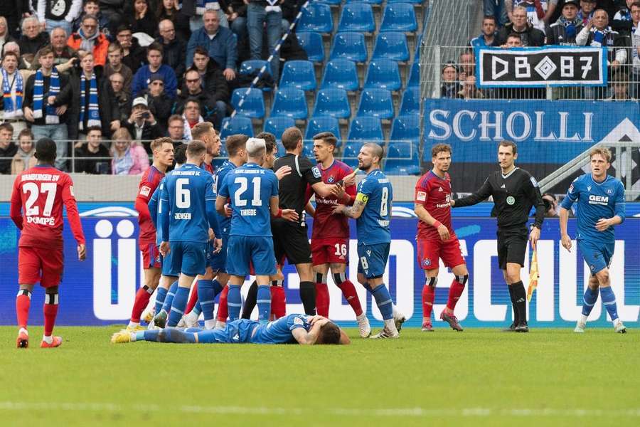 HSV-Spieler frustriert bei der Partie gegen Karlsruher SC