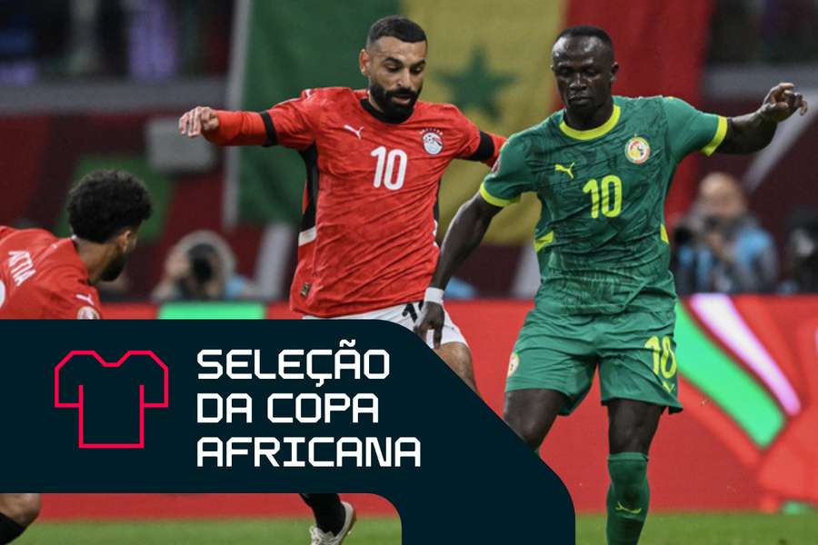 Mohamed Salah e Sadio Mane disputam a bola durante a semifinal da AFCON