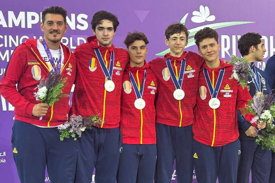 Echipa masculină de sabie a României, medaliată cu argint la Mondialele de juniori