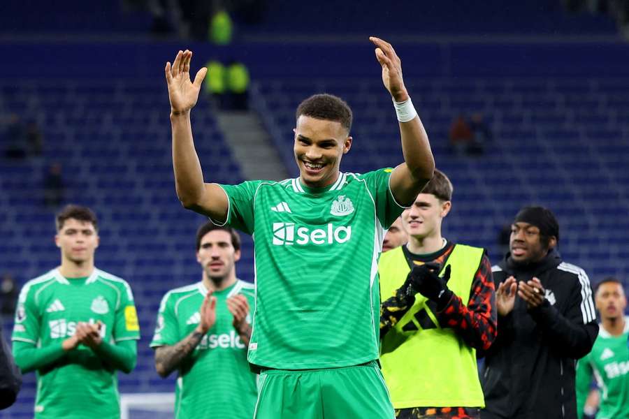 Malick Thiaw lässt sich von den Newcastle-Fans feiern.