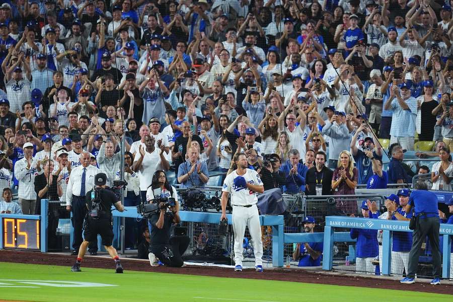 Kershaw se despide entre ovaciones en su última apertura en el Dodger Stadium