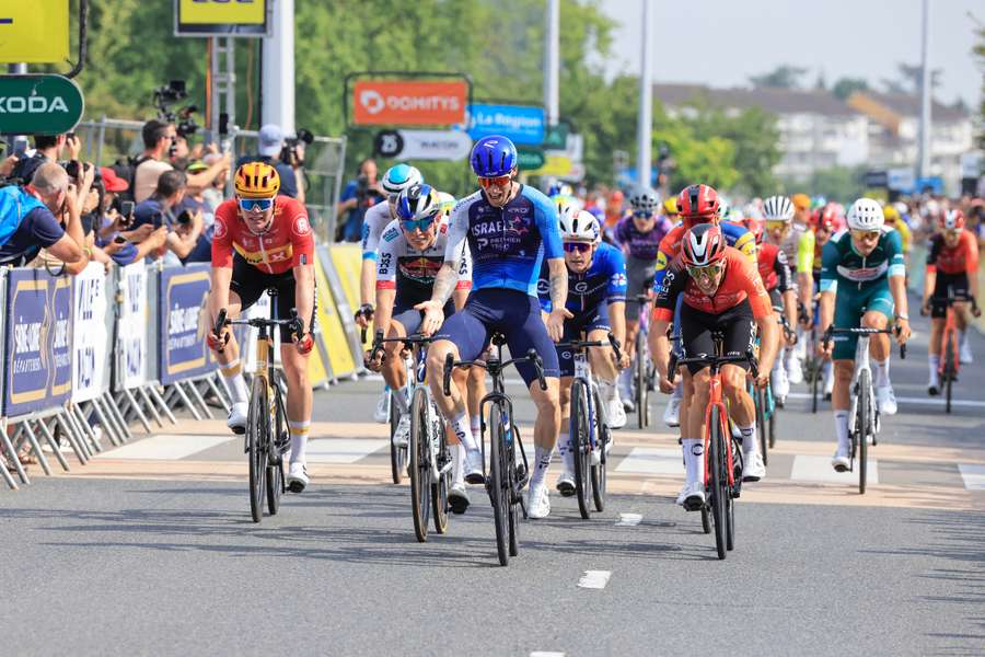 Jake Stewart celebra su victoria al sprint