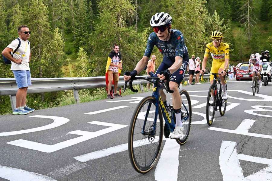 Vingegaard hervindt zich en wint tijd op Evenepoel