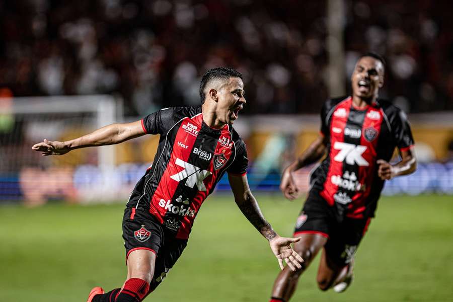 Erick foi às redes na goleada histórica do Vitória sobre o Athletico-PR Erick foi às redes na goleada histórica do Vitória sobre o Athletico-PR