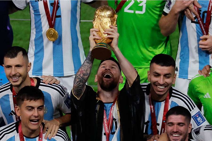 Messi ergue a taça de campeão do mundo após jogo dramático no Catar
