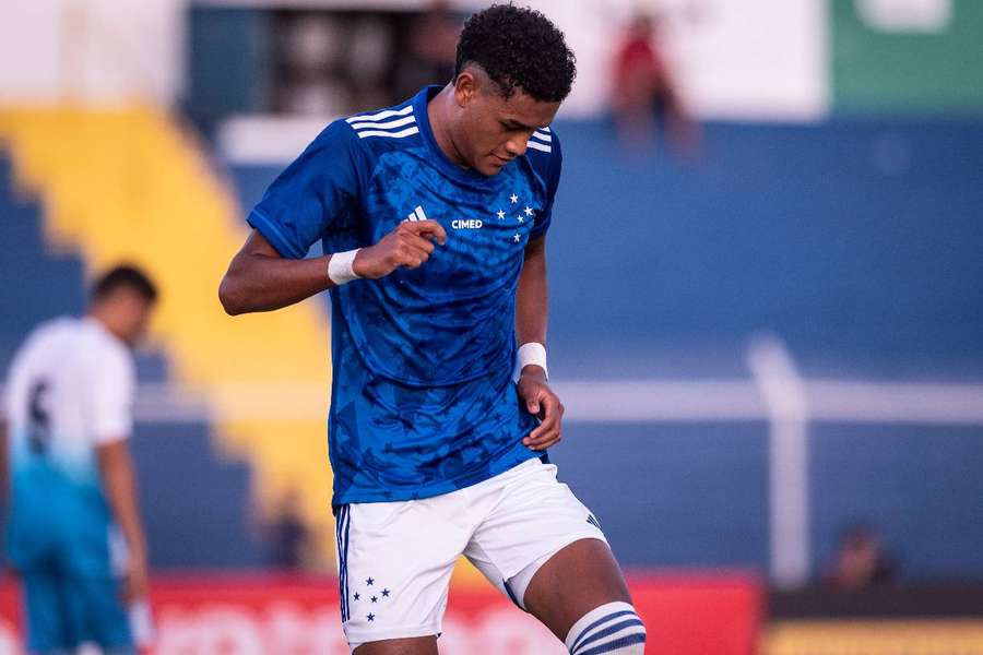 Kenji abriu o placar para o Cruzeiro em São Carlos