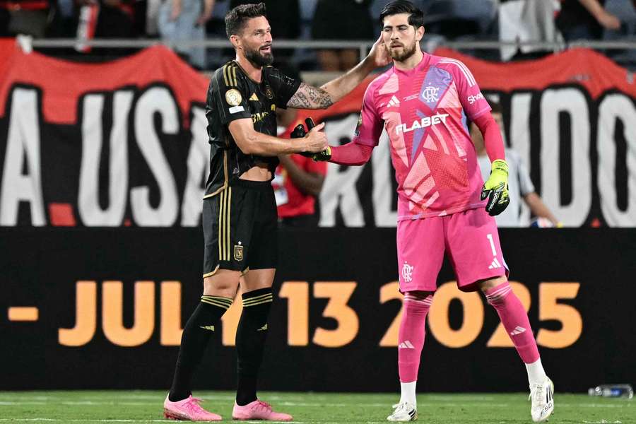 Giroud saluta Rossi a fine gara