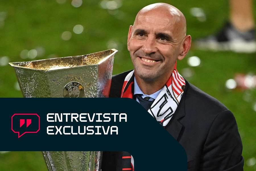Monchi, con el trofeo de campeón de la Europa League con el Sevilla