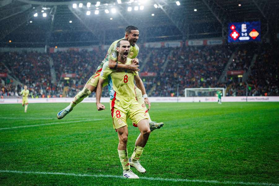 Fabián celebra su segundo gol con Yeremy Pino