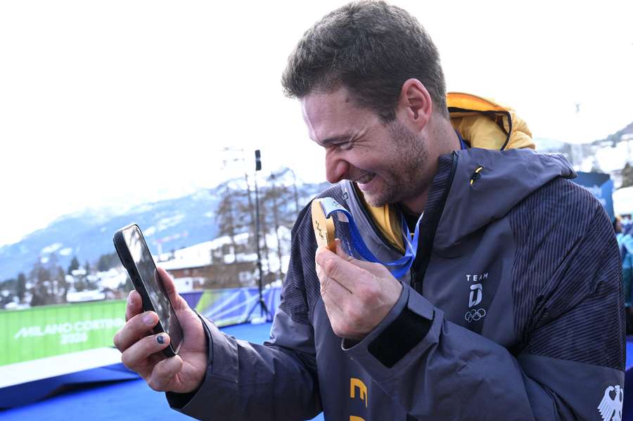 Olympiasieger Lochner mit seiner Goldmedaille