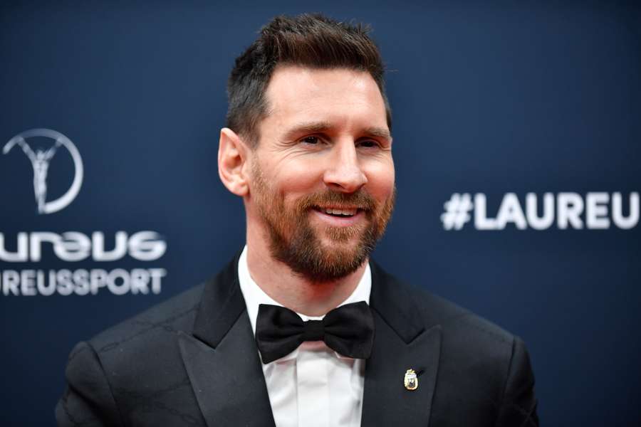 Messi posa durante una cerimonia di premiazione