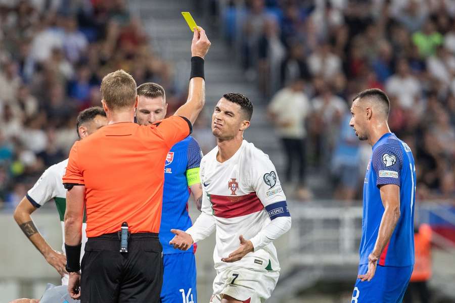 Portugals Cristiano Ronaldo krijgt een gele kaart tijdens de vorige ontmoeting met Slowakije op 8 september