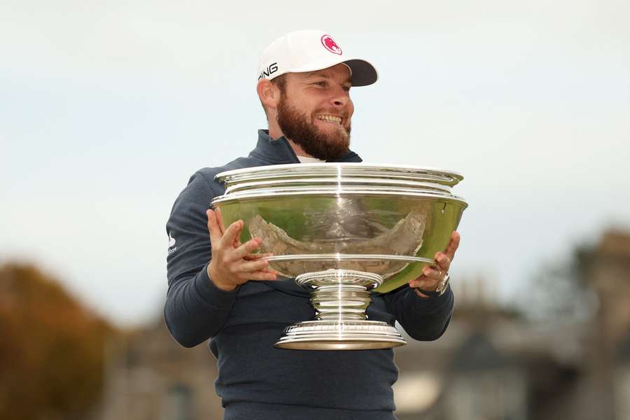 Tyrrell Hatton festeja com o troféu do Alfred Dunhill Links Championship na Ponte Swilcan