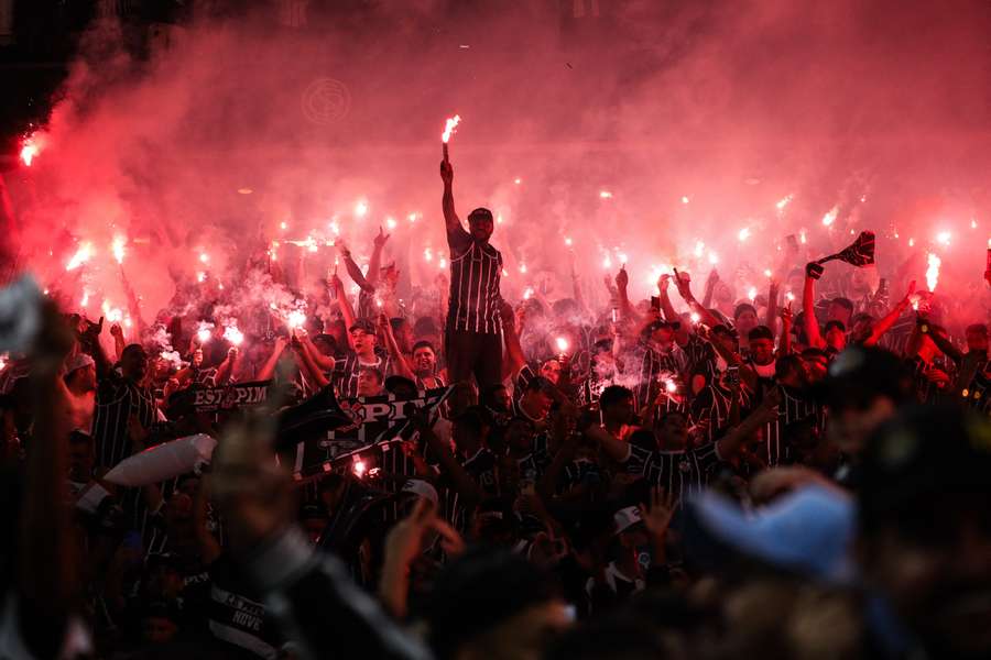Torcedores do Corinthians acenderam sinalizadores na final do Paulistão