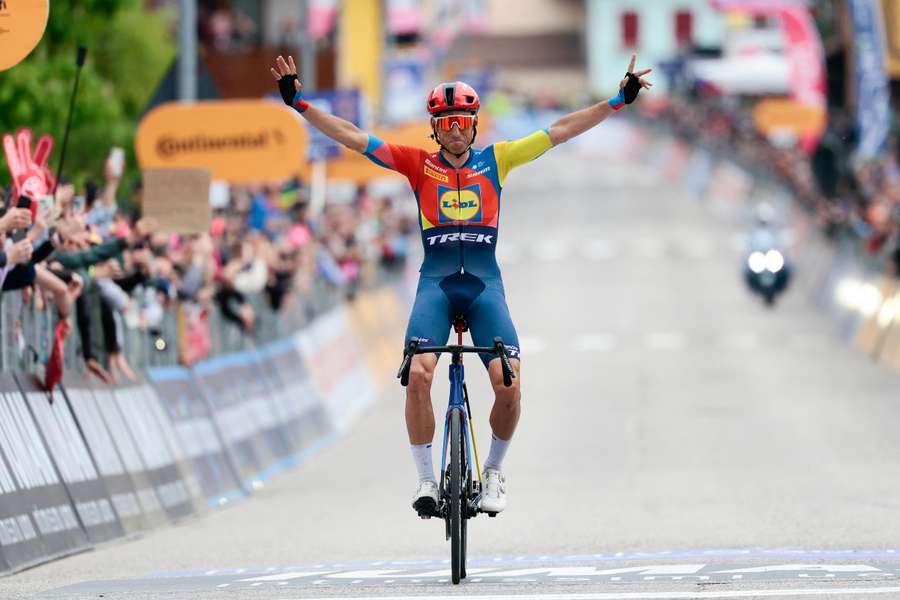 Carlos Verona celebra su victoria en Asiago