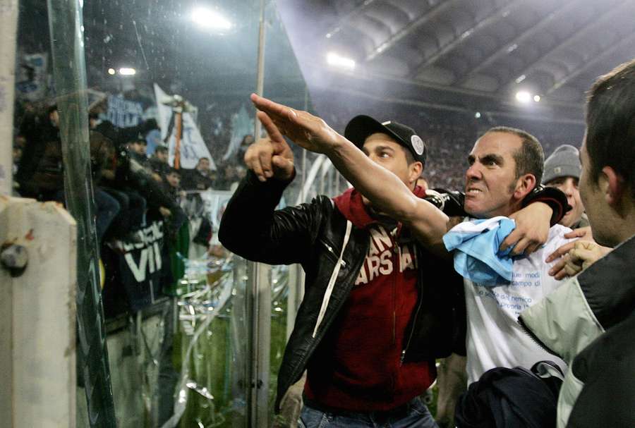 El delantero de la Lazio Paolo Di Canio gesticula hacia sus aficionados al final del partido de la Serie A contra la Roma