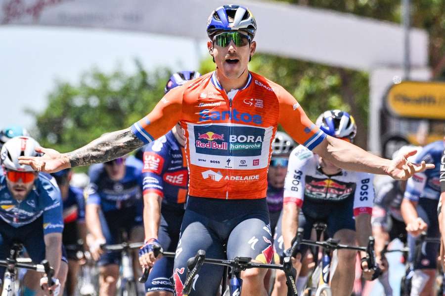 Sam Welsford bejubelt den Sieg der zweiten Etappe des World-Tour-Auftakts.