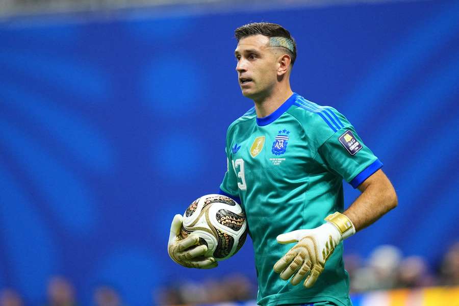 Dibu Martínez será novo goleiro do Chelsea Dibu Martínez será novo goleiro do Chelsea