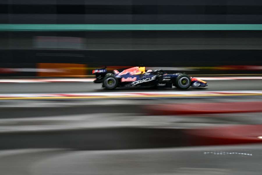 Verstappen vyhrál sprint v Singapuru. před Hamiltonem, Russell havaroval Verstappen vyhrál sprint v Singapuru. před Hamiltonem, Russell havaroval