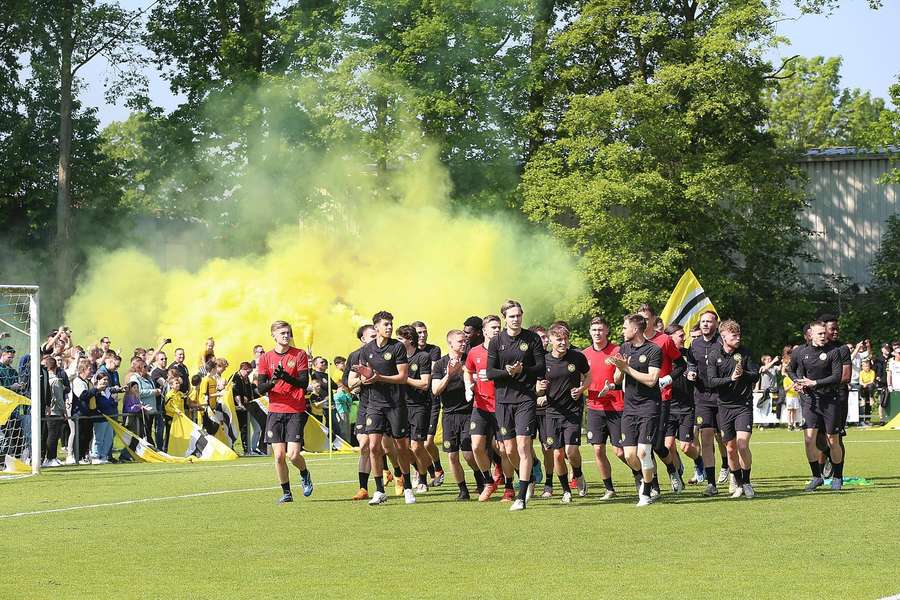 Supporters van Roda JC steunen de ploeg met rookbommen