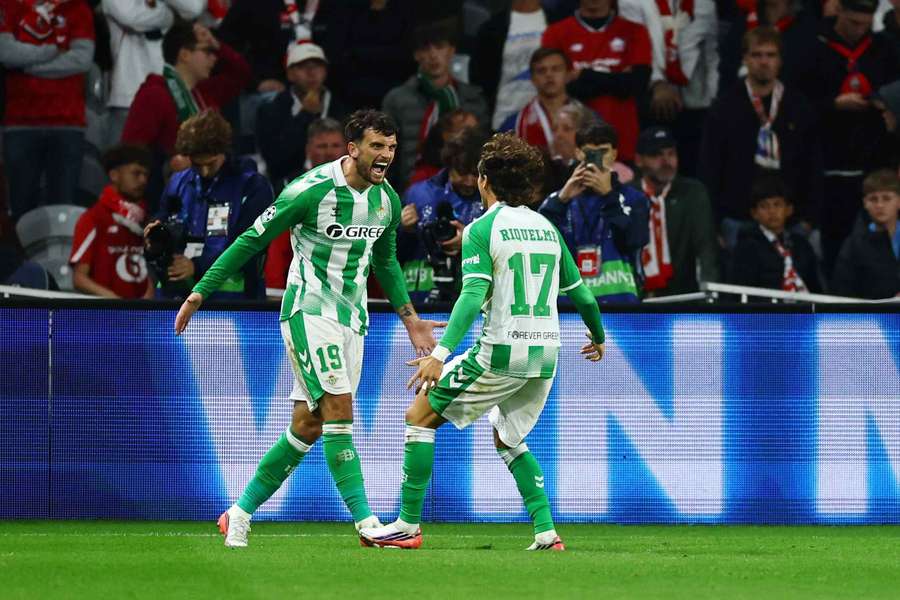 Troy Parrott slaví vítěznou branku proti Lille. Troy Parrott slaví vítěznou branku proti Lille.