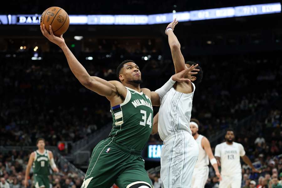 Antetokounmpo va a canestro