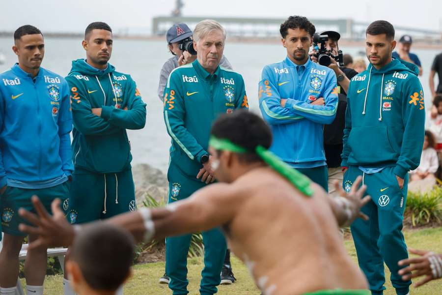 Ancelotti e seus comandados foram recebidos por aboríginas na Austrália Ancelotti e seus comandados foram recebidos por aboríginas na Austrália