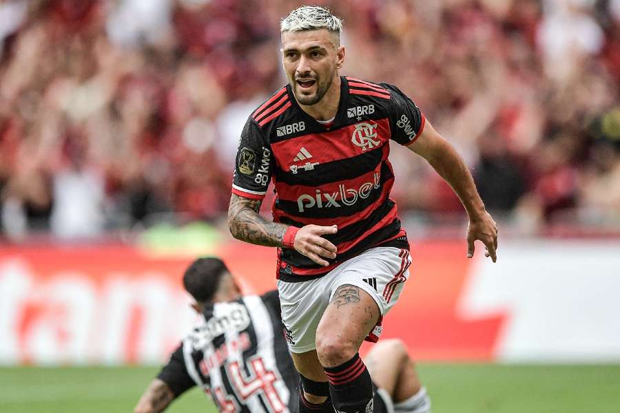 Arrascaeta abriu o placar para o Flamengo na vitória sobre o Galo por 3 a 1 