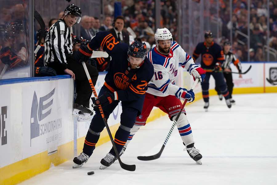 Leon Draisaitl (links, #29) und seine Oilers verspielten eine Drei-Tore-Führung gegen Vincent Trocheck (rechts, #16) und die New York Rangers. 