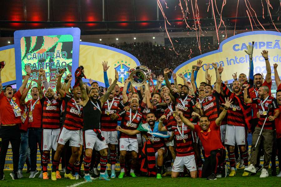 Rubro-negros erguem a taça da Copa do Brasil