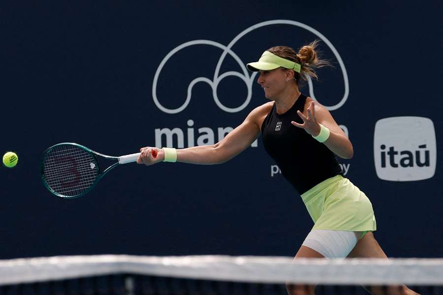 Badosa golpea la bola