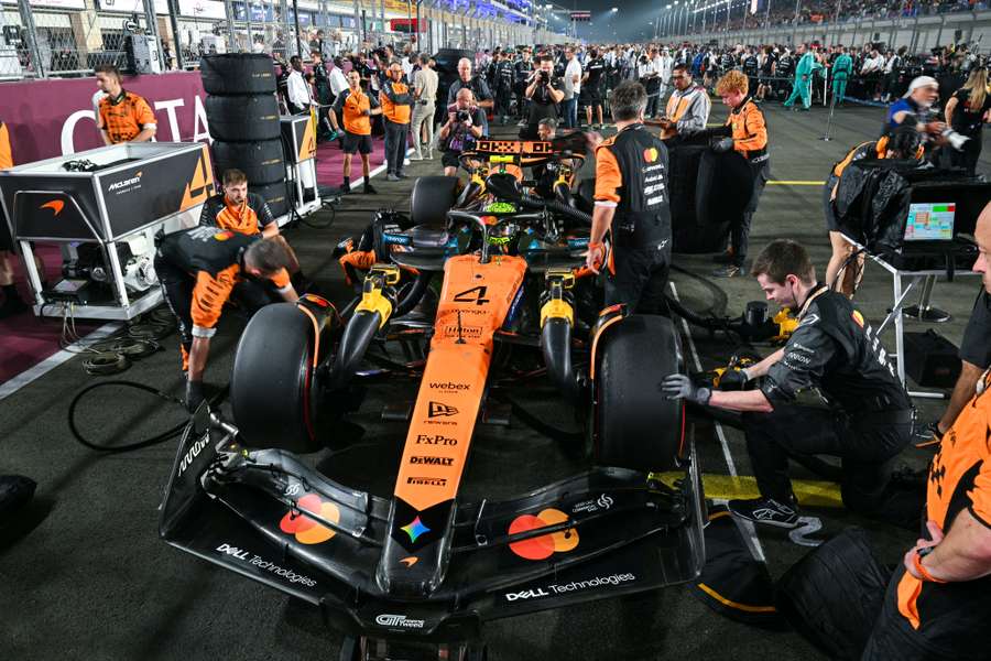 Mecánicos de McLaren trabajando en el coche de Lando Norris Mecánicos de McLaren trabajando en el coche de Lando Norris