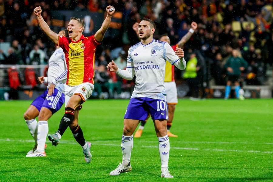 Emiliano Buendía, del Aston Villa FC, luce abatido tras fallar un penalti