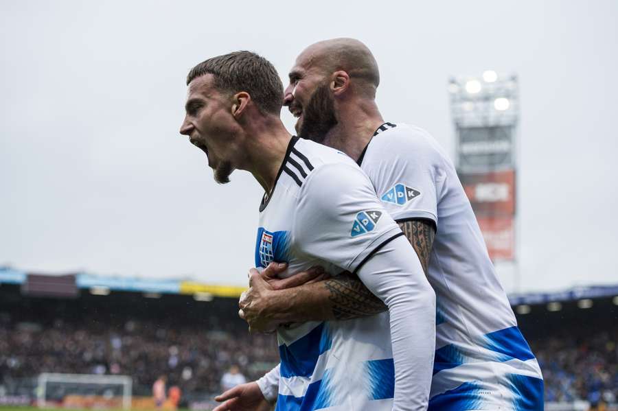 Davy van den Berg en Tolis Vellios of PEC Zwolle vieren de 1-0