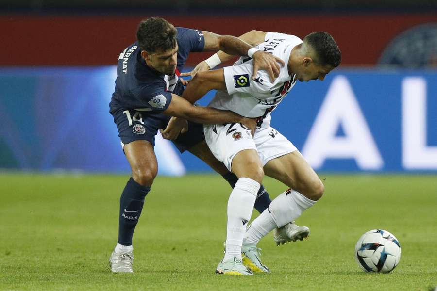 Youcef Atal (R) in actie tijdens een wedstrijd in 2022