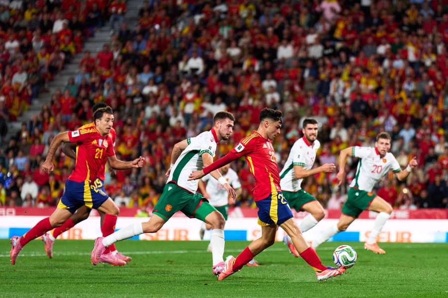 Pedri dispara a puerta durante el España-Bulgaria ante la mirada de Oyarzábal