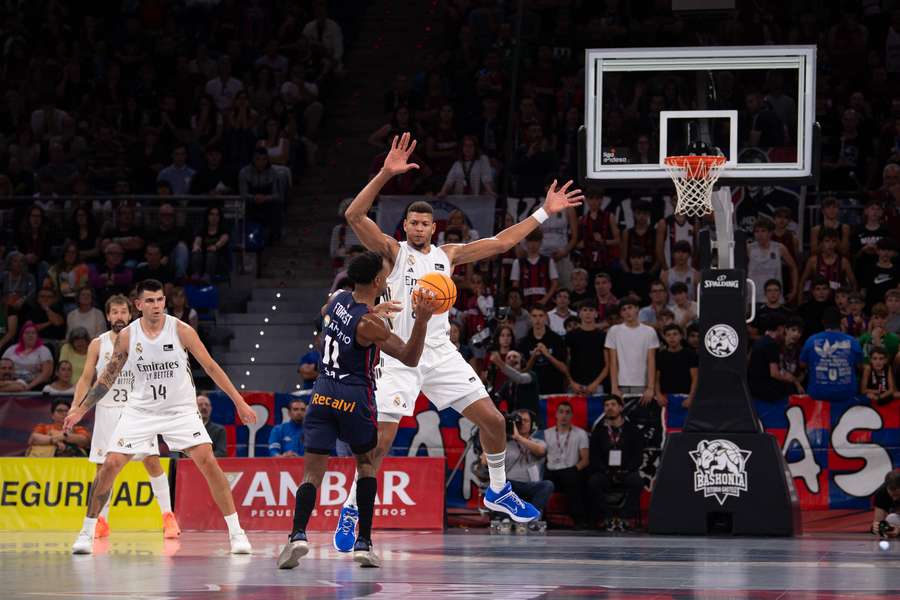 Forrest, del Baskonia, ante Tavares, del Real Madrid