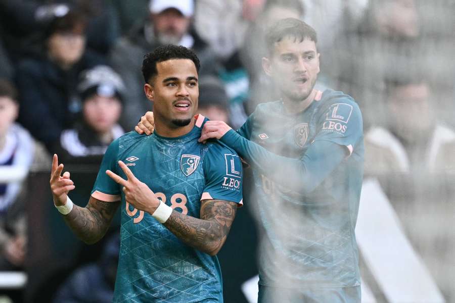 Justin Kluivert festeja em St. James' Park