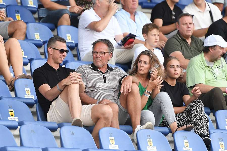 Henk de Jong (tweede van links) op de tribune tijdens de wedstrijd FC Den Bosch (3-1 winst)