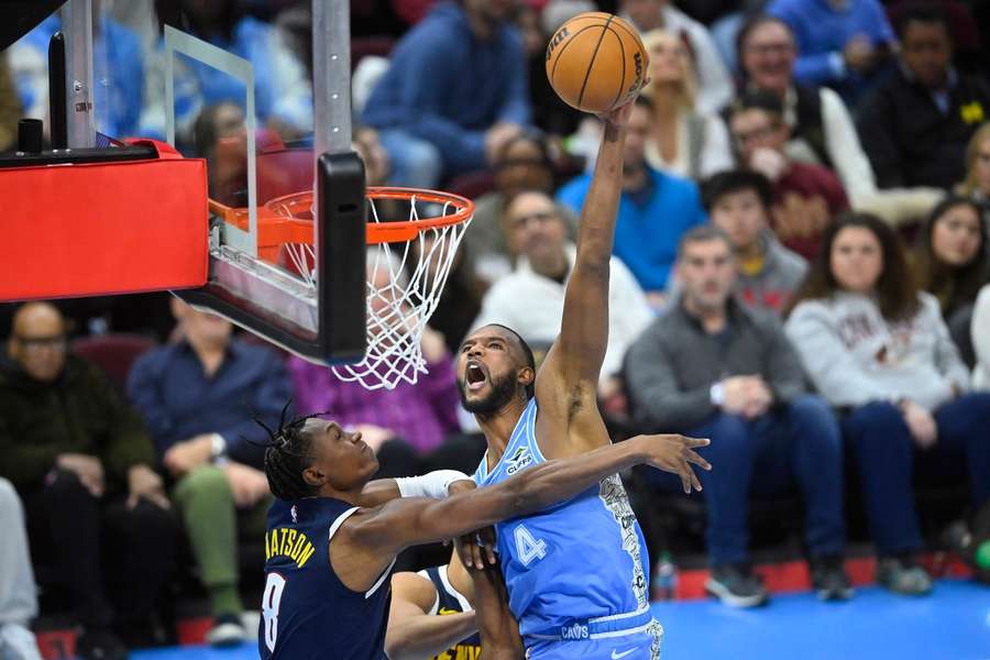 Evan Mobley smečuje přes obránce v zápase s Denverem.