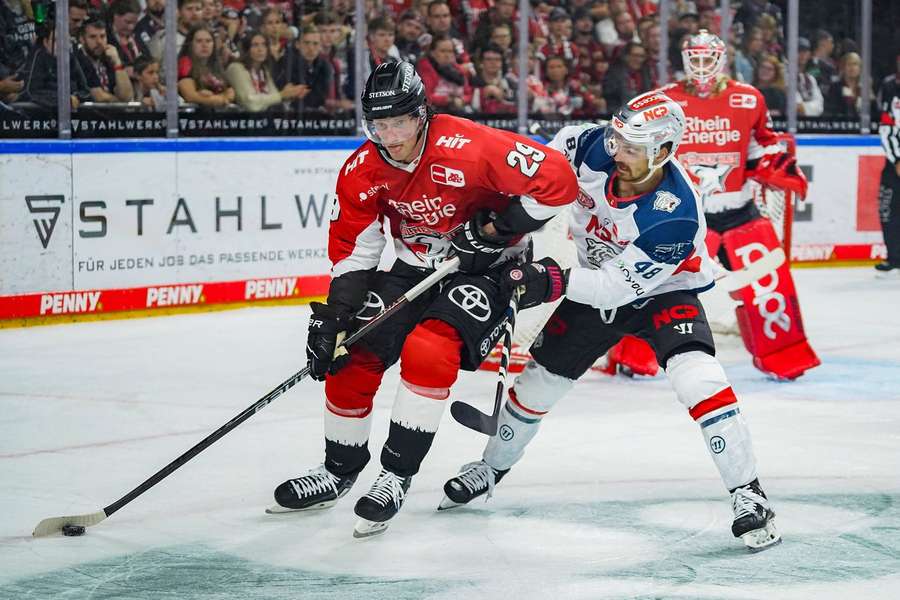 Andrej Šustr (vlevo) v souboji s Jakobem Ustorfem v německé nejvyšší soutěži.